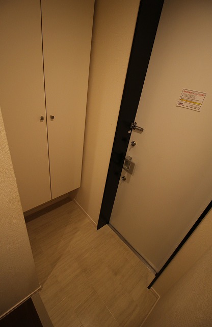 玄関　同物件、同タイプの部屋の写真です