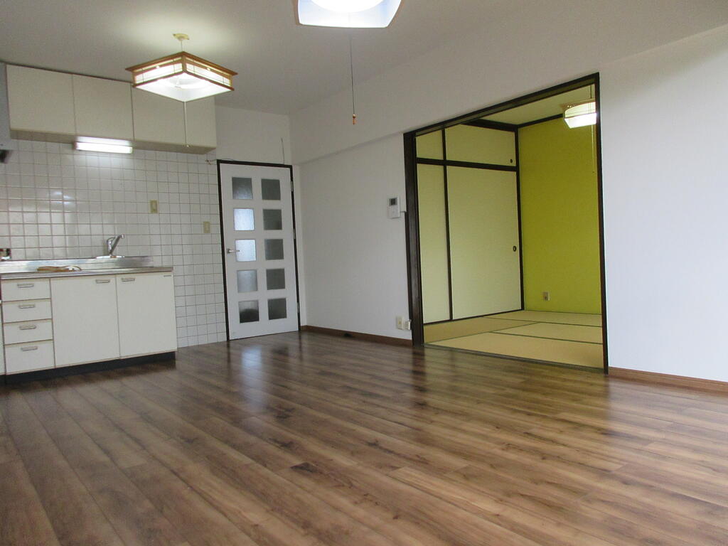 嵐山ロイアルハイツ6号棟307号の居間写真