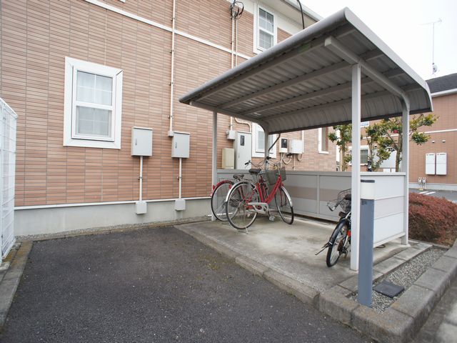 その他共有部分　屋根付きの駐輪場があります♪