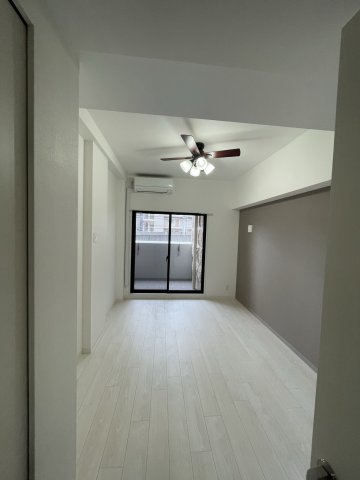 居室・リビング　イメージとして同マンション他部屋を表示しています