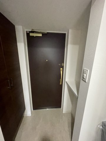 玄関　イメージとして同マンション他部屋を表示しています