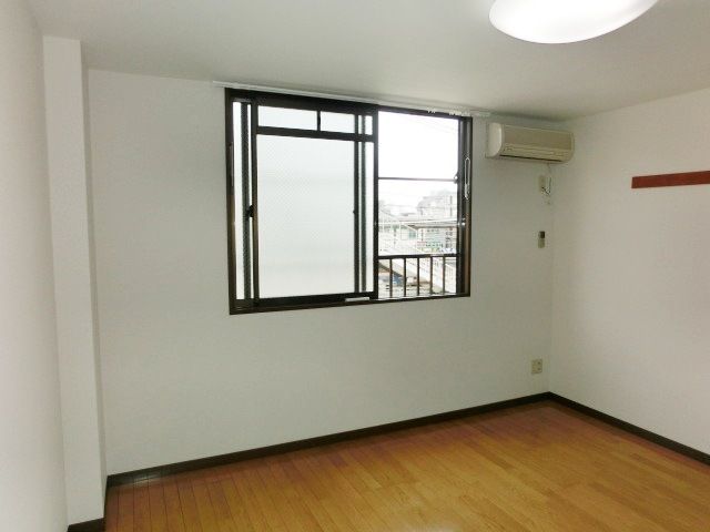 居室・リビング　エアコン完備の洋室８帖