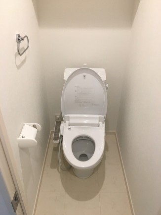 トイレ　温水洗浄便座。