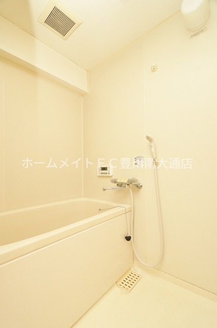 バス・シャワールーム　同型別部屋写真（反転）