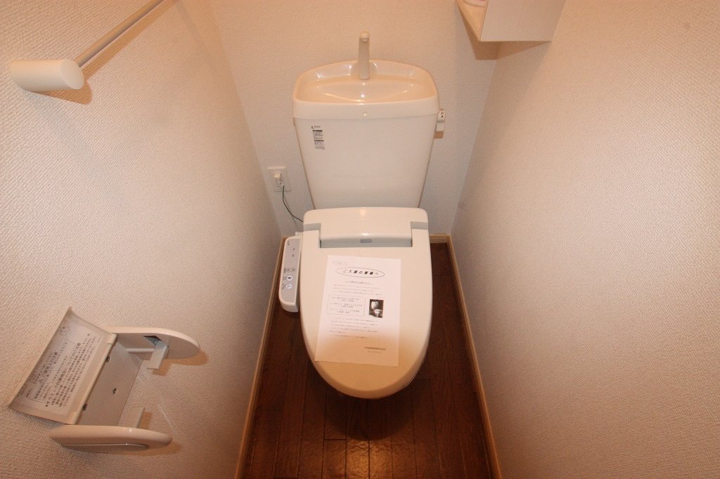 ＪＲ山陽本線 東尾道駅 徒歩35分 2階建 築19年のトイレ写真