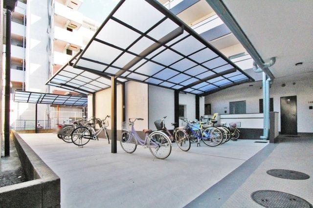 駐車場　屋根付き駐輪場