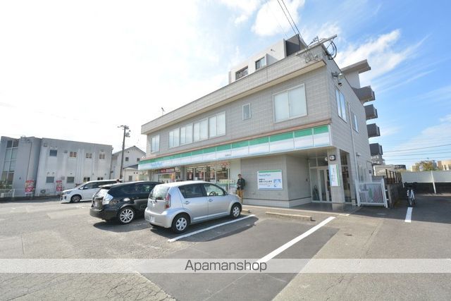 コンビニ　ファミリーマート（コンビニ）まで120m