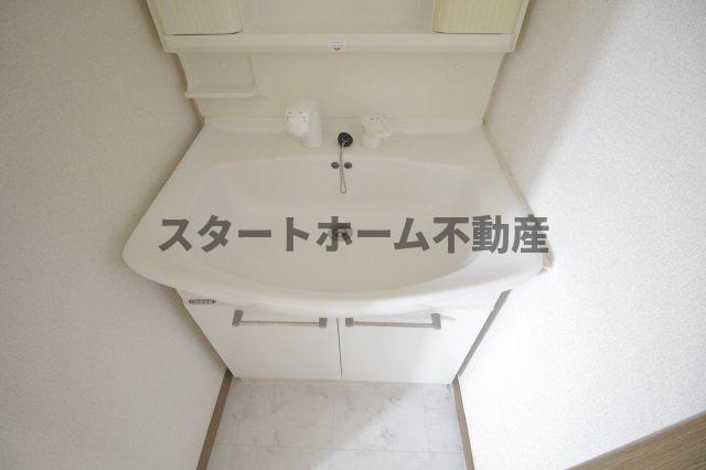 洗面設備　明るい洗面所です