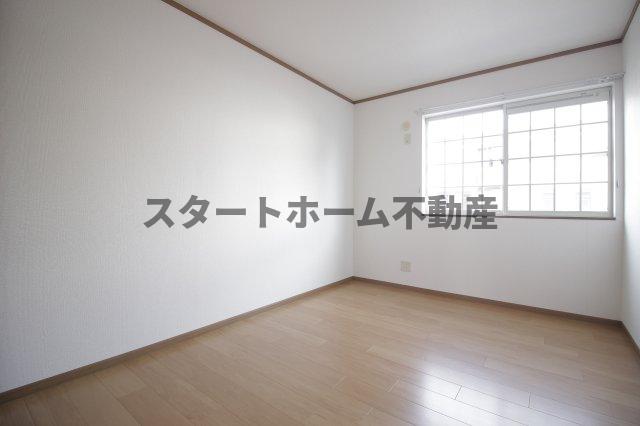 その他部屋・スペース　落ち着いた色調の寝室です