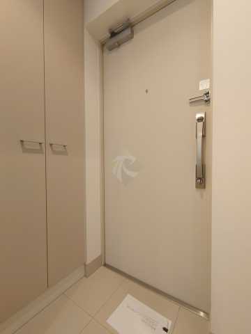 玄関　実際の内装とは異なります。