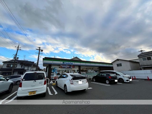 コンビニ　ファミリーマート（コンビニ）まで1300m