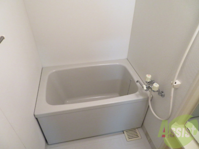 バス・シャワールーム　こちらはお風呂。一日の疲れをここで癒してください。