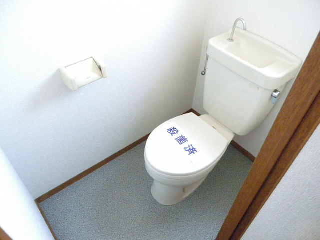 トイレ　D号室の写真を使用しています。