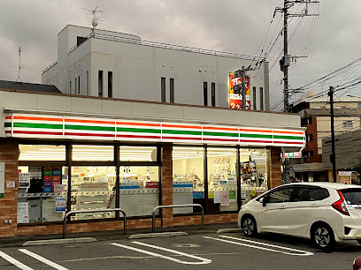 コンビニ　セブン-イレブン 福岡飯倉６丁目店（コンビニ）まで637m