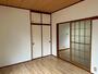 居室・リビング　約6帖の洋室は角部屋で2面採光なので風通し良好