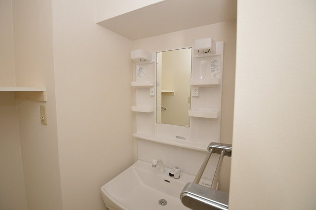洗面設備　（参考）他室の写真を使用しています。現況優先となります。