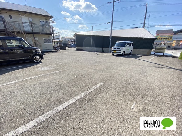 【和歌山市寺内のアパートの駐車場】