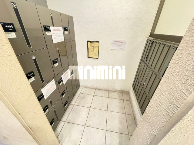 その他共有部分　オレンジ色のアクセントクロスがお洒落ですね