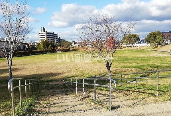 【北九州市小倉南区企救丘のマンションの公園】