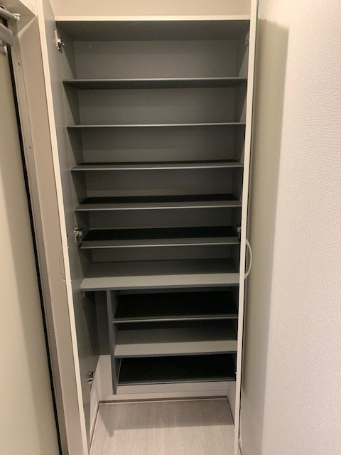 玄関　収納たっぷりの下駄箱付