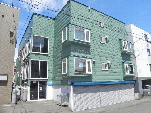 札幌市豊平区平岸二条のアパートの建物外観