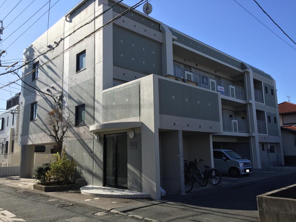 建物外観　敷地内ゴミ置き場、駐輪場もあります♪