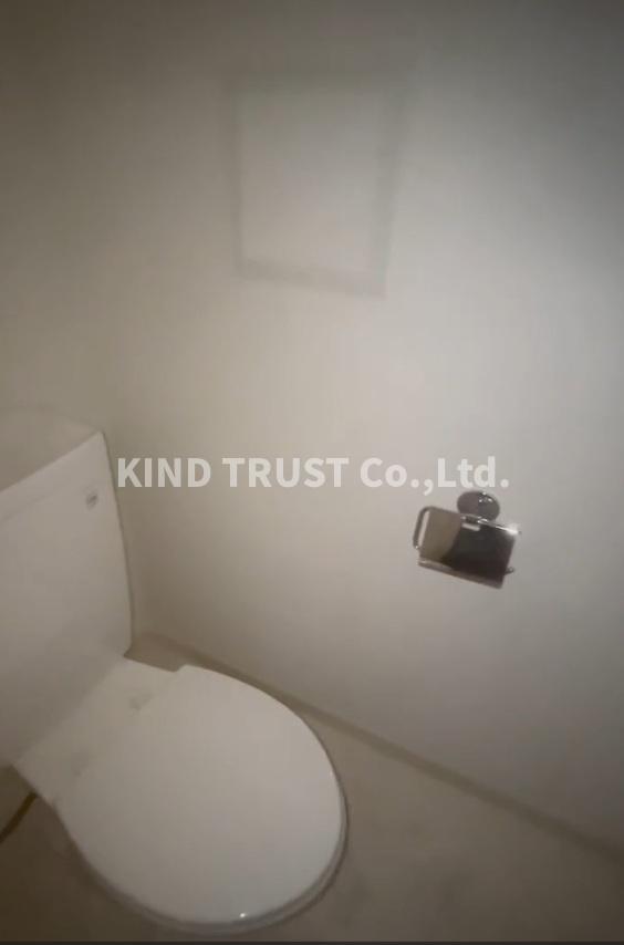 トイレ　落ち着いた色調のトイレです