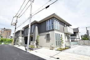 神戸市須磨区月見山町のアパートの建物外観