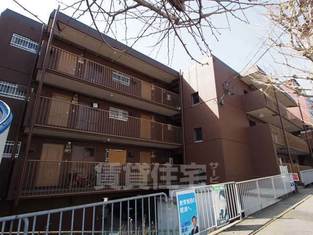 京都市右京区嵯峨新宮町のマンションの建物外観