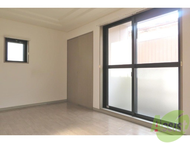 居室・リビング　窓が二つあると明るさがあっていい感じですね。