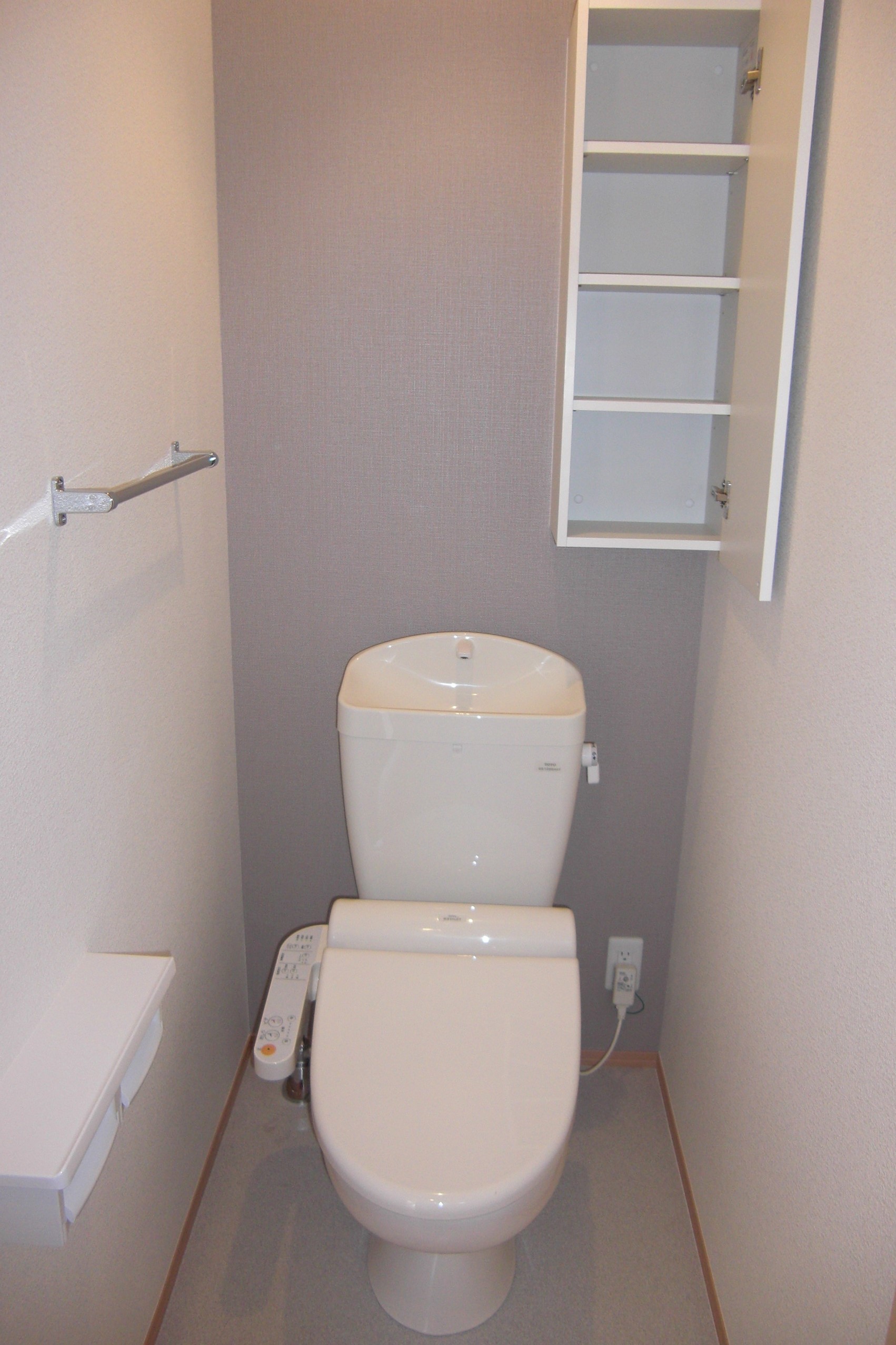 トイレ　ウォシュレットトイレ付き。後ろには便利な収納棚付き！