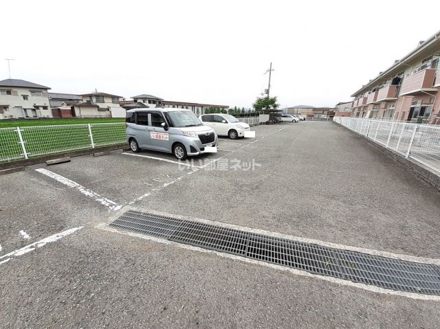 【小野市王子町のアパートの駐車場】