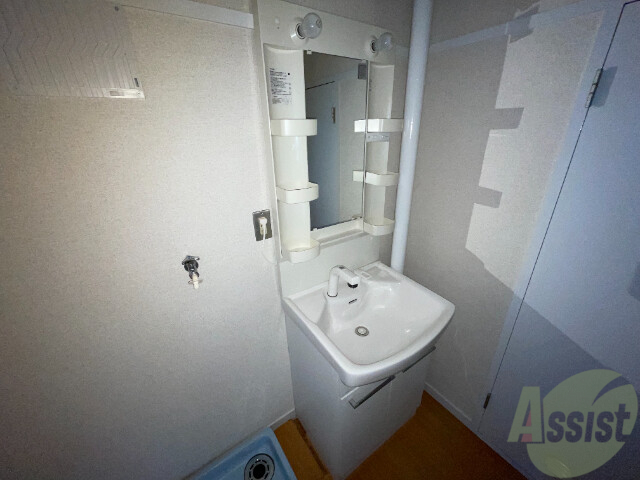 洗面設備　洗面化粧台も独立しており、洗面台の棚も利便性がありますね。