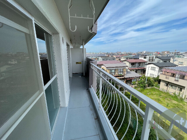 バルコニー　広めのバルコニースペースで洗濯物も問題なく干せそうですね。