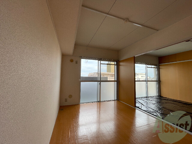 居室・リビング　陽当たりが良く、広々として過ごしやすそうです。