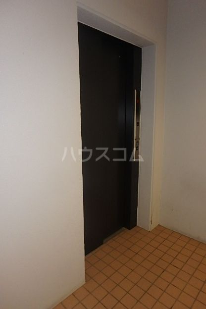 【名古屋市北区黒川本通のマンションの玄関】