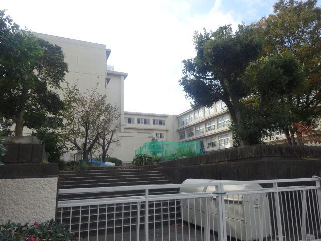 中学校　市立観山中学校（中学校）まで1400m