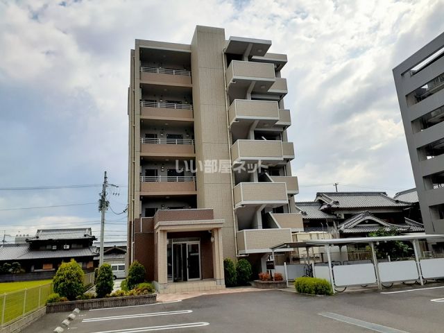 【松山市山越のマンションの建物外観】