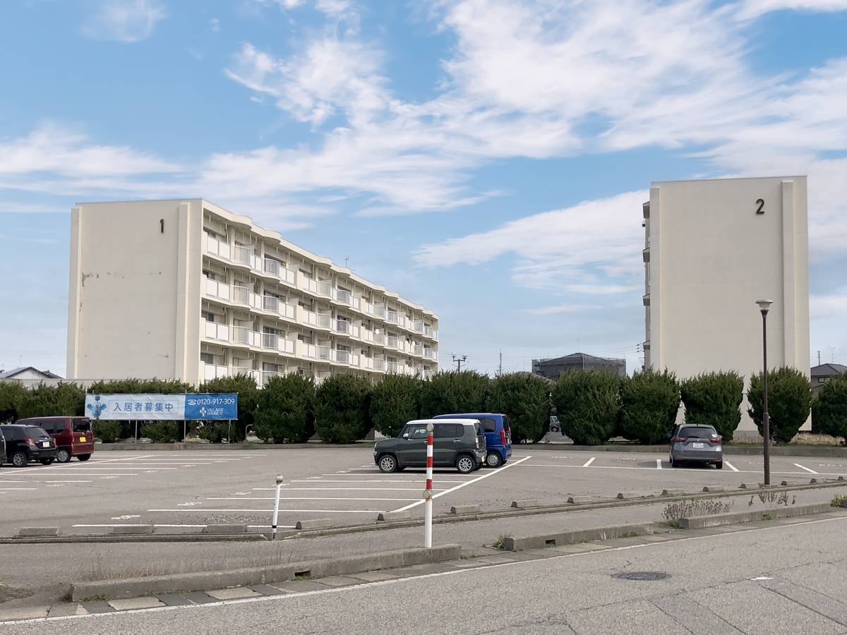 【村上市松原町のマンションの駐車場】