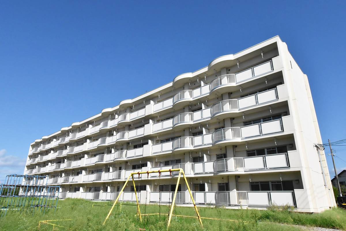 【村上市松原町のマンションの建物外観】