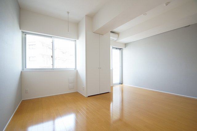 居室・リビング　落ち着いた色合いの床材を使用した居住空間