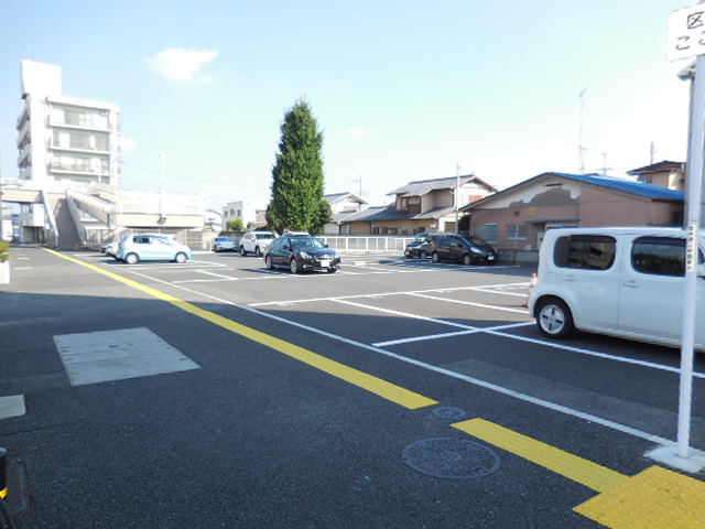 【前橋市紅雲町のマンションの駐車場】