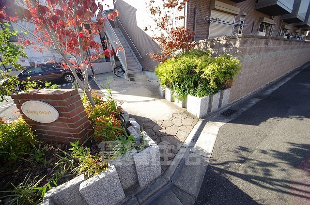 【東大阪市六万寺町のアパートのエントランス】