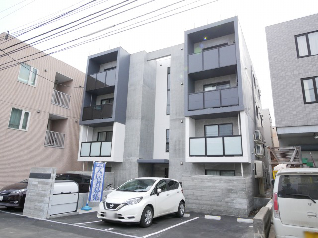 札幌市豊平区月寒東三条のマンションの建物外観