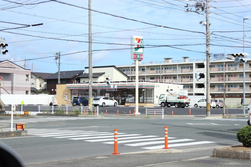 【セジュール東山A棟のコンビニ】