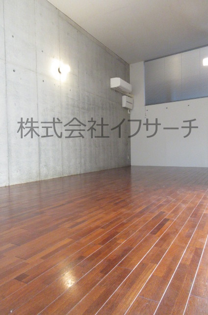 居室・リビング　天井高さ3.2m 開放感あり　当社担当　撮影
