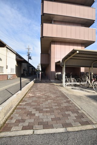 【堺市中区毛穴町のマンションのエントランス】