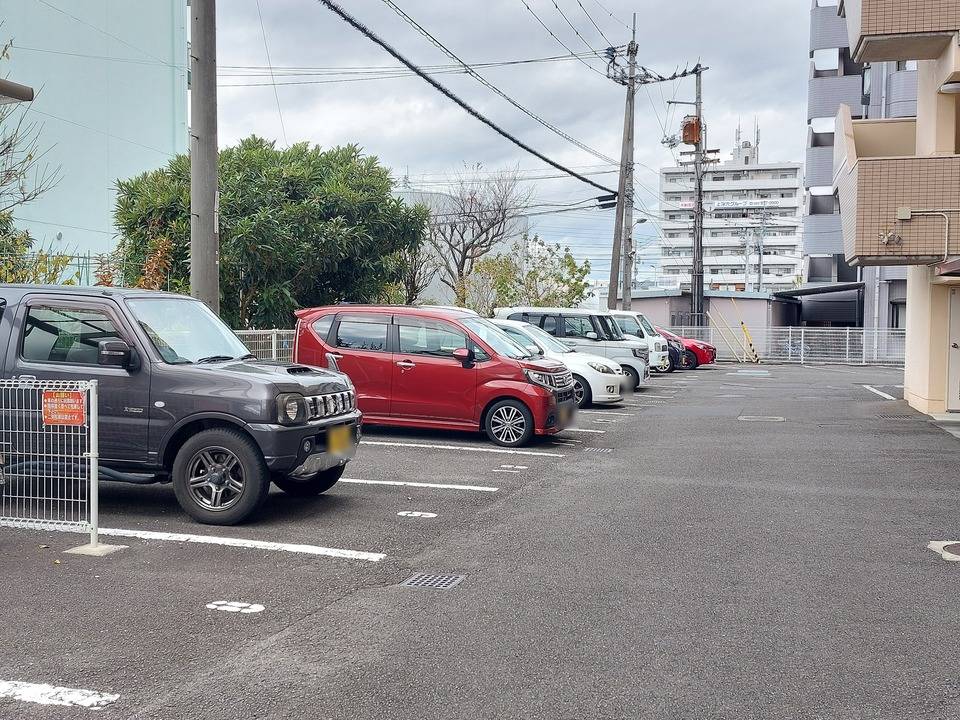 【松山市福音寺町のマンションの駐車場】