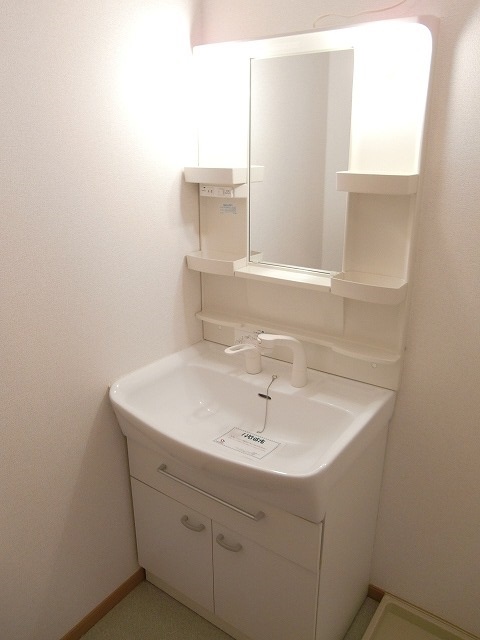 洗面設備　温水シャワーで朝シャンもOK