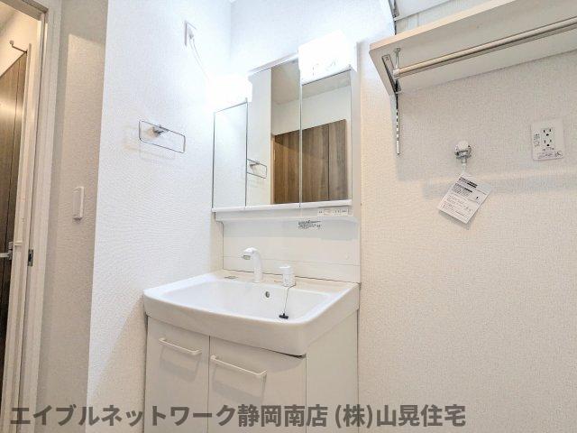洗面設備　明るい洗面所です